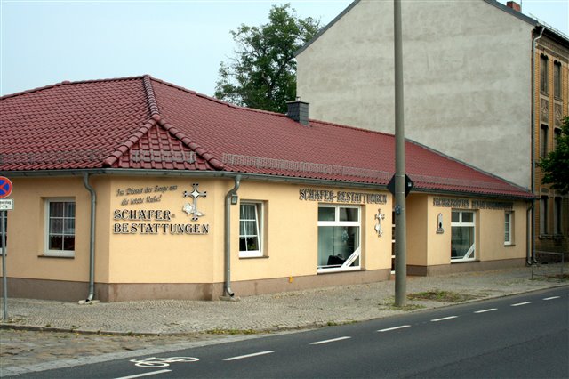 Hausansicht des Hauptsitzes von Schäfer Bestattungen in Luckenwalde